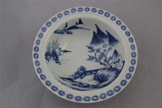 A Chinese blue and white tripod bowl, 18th / 19th century, 20cm.